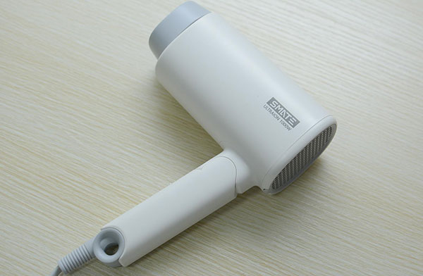 電吹風(fēng)刻字鐳雕,點(diǎn)亮激光打標(biāo)電器的工藝之美 電吹風(fēng)刻字鐳雕,點(diǎn)亮激光打標(biāo)電器的工藝之美