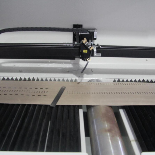 工業(yè)皮帶(傳送帶)激光打孔切割設備